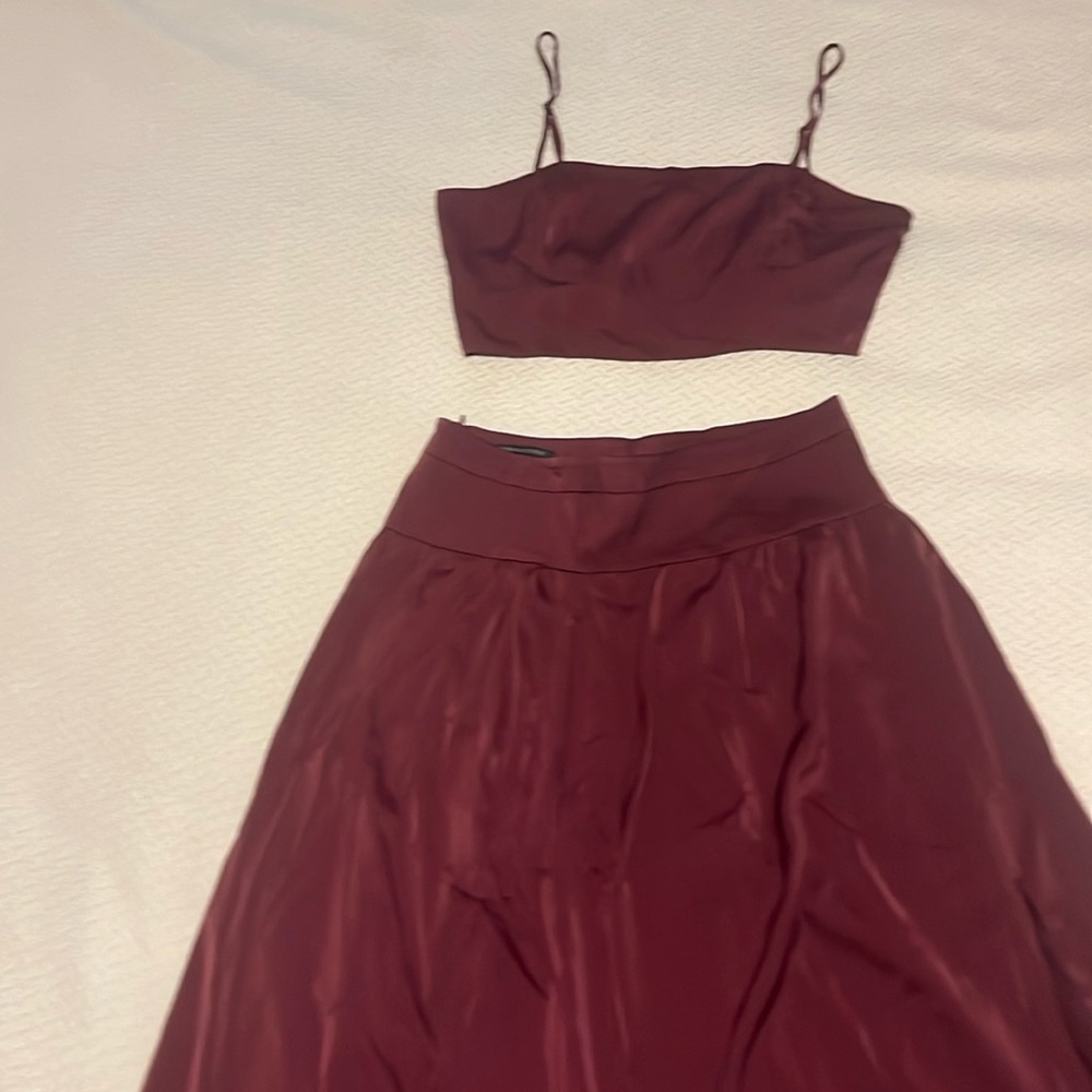 2 piece set sz 12 crop top ( more like a 10) sz10-(more like 12) skirt with slit